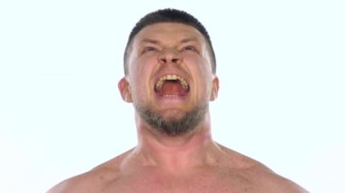 Adam güçlü bağırır. Beyaz. Ağır çekim