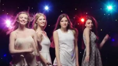 Genç gülümseyen kız dans ediyor. Stroboscope lambaları güzel ışık sağlar