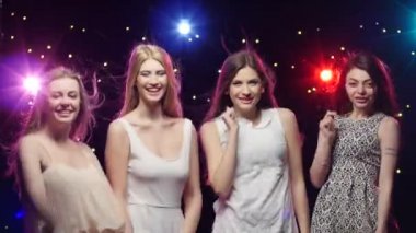 Birlikte dans ve disco bir öpücük üfleme dört kız