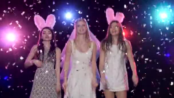 Meisjes dansen op bachelorette partij tegen stroboscoop lampen glitter confetti — Stockvideo