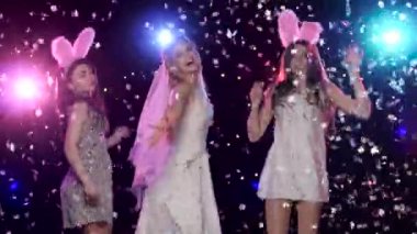 Bekarlığa veda, eğlenceli Kızlar dans parti ve gelini öp