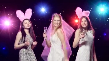 İçki şampanya bekarlığa veda partisinde dans kız ile mutlu gelin