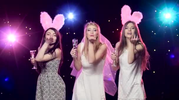Noiva, namoradas dançando, bebendo champanhe soprando beijos na despedida de solteira — Vídeo de Stock