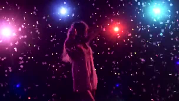 Силуэт танцовщицы с огнями диско и конфетти — стоковое видео