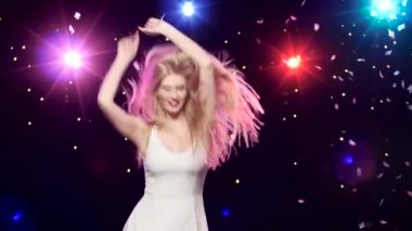 Kaygısız kız disko ışıkları ve glitter konfeti karşı dans ediyor