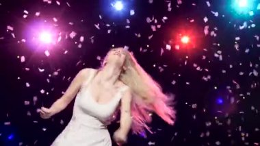 Kaygısız kız disko ışıkları ve glitter konfeti karşı dans ediyor