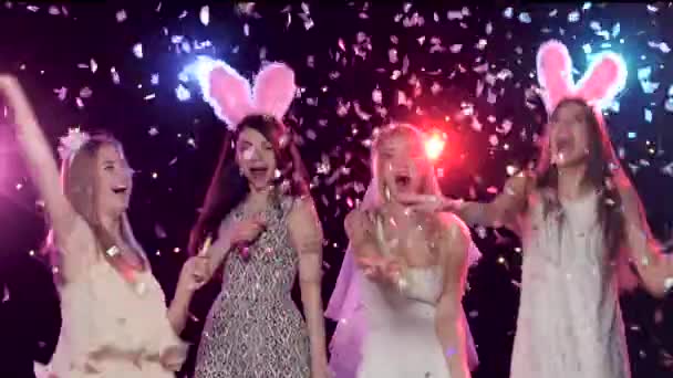 Meisjes op bachelorette partij met plezier dansen, gooit glitter confetti — Stockvideo