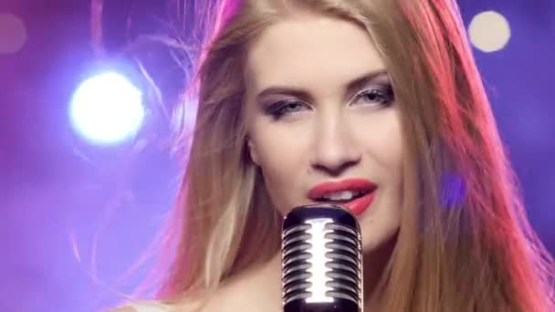 Glamour singer girl with retro microphone long blonde hair developing — Stock Video