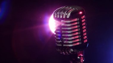 Klasik mikrofon karanlıkta arka plan lambası stroboskopüzerinde yavaş döner