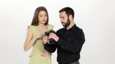 Fotoğrafçı ve fotomodel fotoğraf çekimi sonucu bakmak. Beyaz