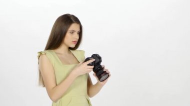 Kız fotoğraf sonuçlarında kameraya bakar. Beyaz