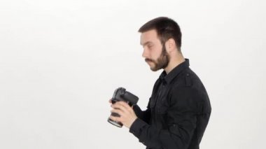 Fotoğrafçı fotoğraf yapar. Beyaz