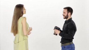 Stüdyoda çekim. Model ve fotoğrafçı. Beyaz