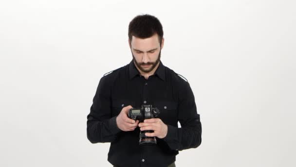 Fotograf se podíval na výsledek fotografování. Bílé — Stock video