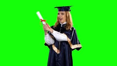 Mezuniyet elbisesi ve diploması olan bir kız. Yeşil ekran