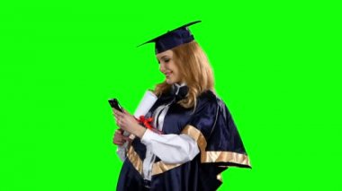 Mezun diploma ile selfe fotoğraf çekmek. Yeşil ekran