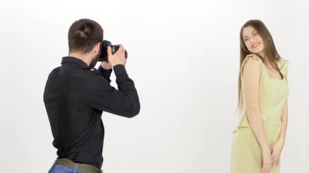 Fotomodel e fotografo. Servizio fotografico in studio di profilo. Bianco — Video Stock