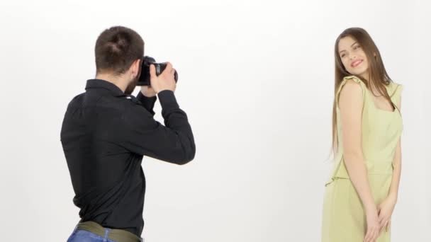 Photomodel és fotós. Photoshoot a stúdióban a profilt. Fehér — Stock videók