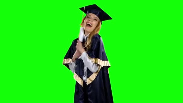 Graduado comemora a obtenção de um diploma. Tela verde — Vídeo de Stock