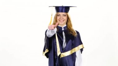 Mezun başparmak gösteren ve göz kırpma. Beyaz