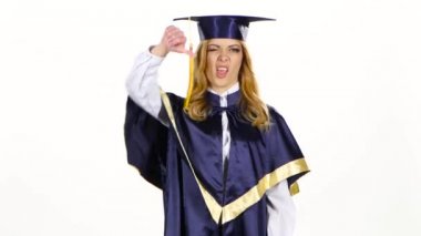 Mezunun başparmaklarını göstermesinden memnun değil. Beyaz