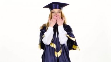 Kadın yüksek lisans öğrencisinin portresi hava öpücüğü gönderir. Beyaz