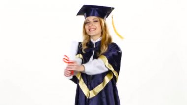 Elinde diplomayla dans mezunu. Beyaz