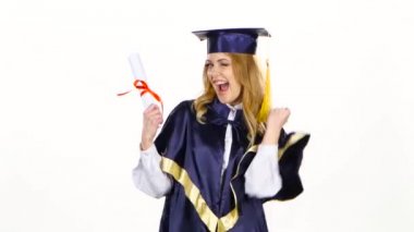 Mezuniyet elbisesi giymiş, diplomalı bir kadın. Beyaz