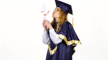 Heyecanlı kadın diploma ile elbise mezunu. Beyaz