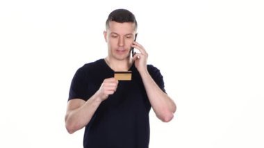 Adam kredi kartı ile telefonla bir ürün veya hizmet sipariş. Beyaz