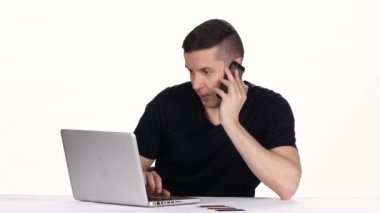 Adam telefonda söyler ve online alışveriş tamamlar. Beyaz