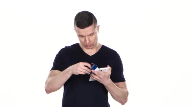 온라인 쇼핑. 많은 신용 카드와 남성의 손에 태블릿. 하얀. — 비디오