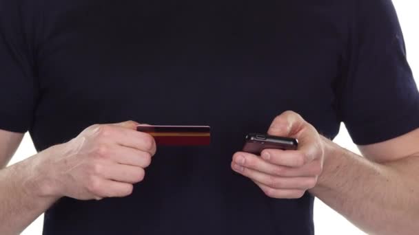 Carte dorée et smartphone pour faire du shopping. Blanc. Gros plan — Video