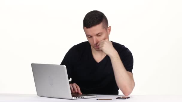 Человек, использующий ноутбук для онлайн-покупки с помощью кредитной карты. Белый — стоковое видео