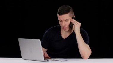 Adam telefonda söyler ve bir satın alma yapar. Siyah