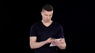 Dijital tablet ve online alışveriş için kredi kartı. Siyah