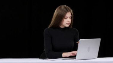 Kız bir ürünü online sipariş ve hemen alır. Siyah