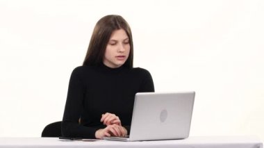 Kız online bir satın alma yapar ve kartla ödeme. Beyaz