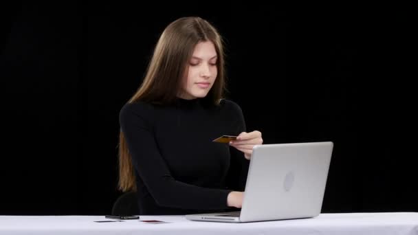 Menina compra um produtos on-line e recebe imediatamente. Preto. — Vídeo de Stock