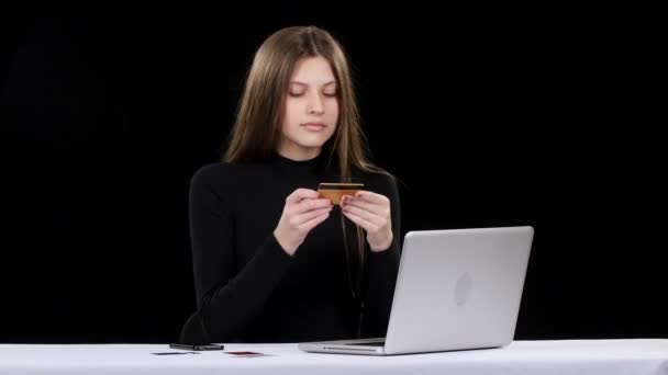 Dívka dokončuje postup online nákupní platby. Černé — Stock video