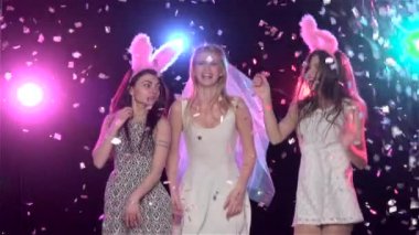 Bekarlığa veda partisinde dans eden kızlar öpüşüyor. Yavaş çekim