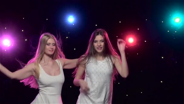 Frau tanzt vor Disco-Lichtern. Zeitlupe — Stockvideo