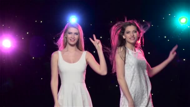 Děvčata tančí s podobnými gesty. Zpomaleně — Stock video
