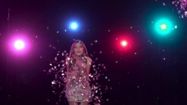 Dans eden kız elleri glitter Konfeti ile üfleme. Yavaş çekim