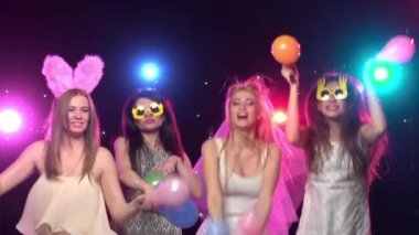 Bekarlığa veda partisi kız arkadaşları hava balonları ile eğleniyor. Yavaş çekim