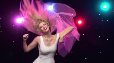 Bachelorette parti gelin baş hareketleri yapma dans. Yavaş çekim