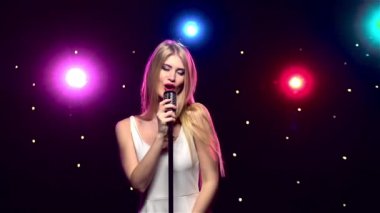 Seksi kadın retro mikrofona şarkı söylüyor. Yavaş çekim