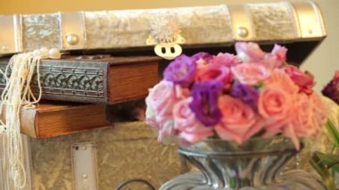 Çiçek ve gövde tablolar süslemeleri. Dinamik odak değişimi. Yakın çekim