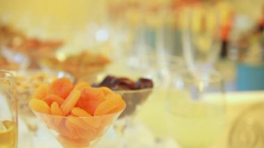 Parti için atıştırmalıklar ve içecekler. Dinamik odak değişimi. Yakın çekim