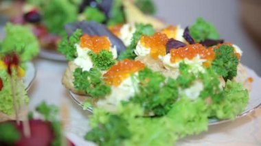 Havyar ve tereyağı ile krep. Taze sebzeler. Yakın çekim